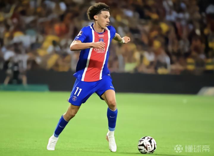 队报:杜埃未来可能会偶尔踢中场,阿克利乌什主要出现在右路